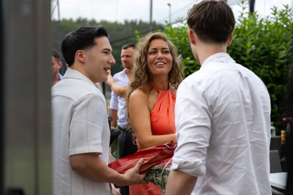 Het team van Sales By Jet in gesprek tijdens een event